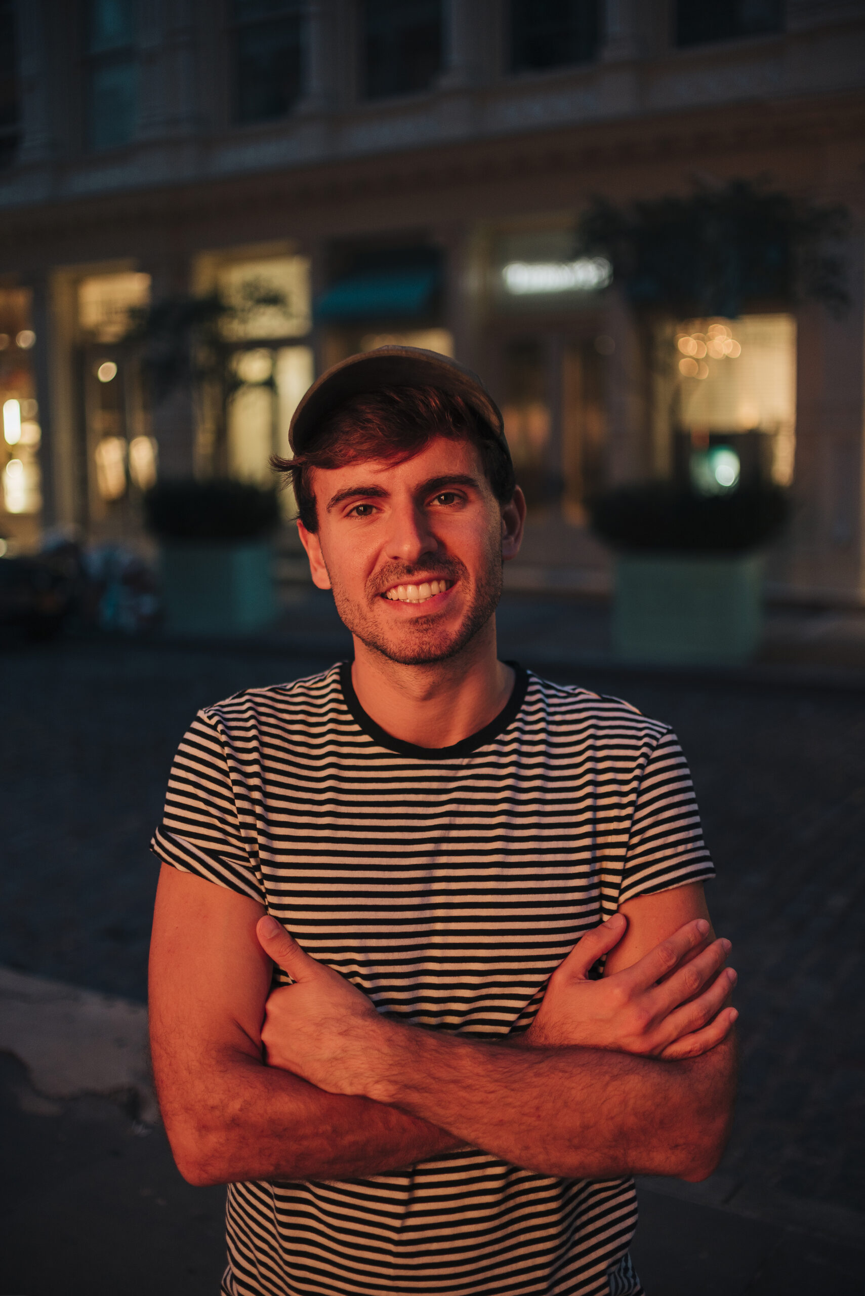 homem-ao-ar-livre-sorrir-para-camera